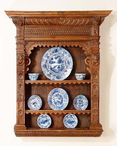Renaissance open Cabinet, c. 1600 with a collection of Wan-Li Porcelain 