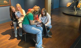 klas in zaal 9 met ipad en gsm 2 klein