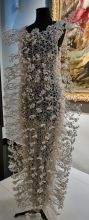 Noir Kei Ninomiya - robe en plastique avec épingles à perles